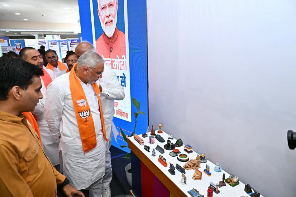 સેવા સંકલ્પથી રાષ્ટ્રનિર્માણ સુધીની અવિરત યાત્રા... સેવા સંકલ્પ અભિયાન અંતર્ગત વસ્ત્રાલ ખાતે પ્રદેશ અધ્યક્ષ શ્રી Jagdish Panchal એ 'MODI@25' પ્રદર્શનીનું ઉદ્ઘાટન કર્યું તેમજ હોદ્દેદારો અને કાર્યકર્તાઓ સાથે માનનીય પ્રધાનમંત્રી શ્રી નરેન્દ્ર મોદીજીની 25 વર્ષની જનસેવા, સુશાસન અને રાષ્ટ્રસમર્પણની પ્રેરણાદાયી યાત્રા નિહાળી. વડનગરથી શરૂ થયેલી આ અવિરત સેવા યાત્રા આજે વિકસિત ભારતના સંકલ્પને સાકાર કરવાની દિશામાં કરોડો દેશવાસીઓ માટે પ્રેરણા અને નવી ઊર્જાનો સ્ત્રોત બની છે. 'MODI@25' માત્ર પ્રદર્શની નથી, પરંતુ સેવા, સંકલ્પ અને સિદ્ધિઓની ગૌરવશાળી યાત્રાનું જીવંત દર્શન છે. #SevaSankalpAbhiyaan