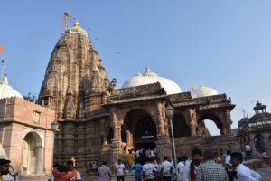 हर हर गंगे, हर हर महादेव 🙏 वाराणसी से वडनगर तक की #SevaYatra के सेवा यात्री पावन गंगाजल लेकर वडनगर पहुँचे और प्राचीन हाटकेश्वर महादेव का जलाभिषेक किया। काशी से वडनगर तक आस्था, सेवा और संस्कारों की यह यात्रा दोनों धामों के अटूट संबंधों की दिव्य साक्षी बनी। #SevaSankalpAbhiyan  #25YearsOfSeva