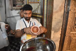 हर हर गंगे, हर हर महादेव 🙏 वाराणसी से वडनगर तक की #SevaYatra के सेवा यात्री पावन गंगाजल लेकर वडनगर पहुँचे और प्राचीन हाटकेश्वर महादेव का जलाभिषेक किया। काशी से वडनगर तक आस्था, सेवा और संस्कारों की यह यात्रा दोनों धामों के अटूट संबंधों की दिव्य साक्षी बनी। #SevaSankalpAbhiyan  #25YearsOfSeva