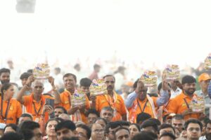 सेवा संकल्प अभियान के तहत वाराणसी से वडनगर तक निकली भव्य #SevaYatra का आज वडनगर की पावन भूमि पर भव्य समापन हुआ। इस अवसर पर मुख्यमंत्री श्री Bhupendra Patel जी, केंद्रीय मंत्री श्री Shivraj Singh Chouhan जी, पश्चिम बंगाल के मुख्यमंत्री श्री Suvendu Adhikari जी, प्रदेश प्रभारी श्री Tarun Chugh  जी, प्रदेश अध्यक्ष श्री Jagdish Panchal जी, उपमुख्यमंत्री श्री Harsh Sanghavi जी एवं अन्य गणमान्य अतिथियों ने सेवा यात्रियों का स्वागत-अभिनंदन कर उनका सम्मान किया। सेवा, समर्पण और संगठन के भाव से संपन्न हुई यह यात्रा जनसेवा से राष्ट्रसेवा की 25 वर्षों की प्रेरणादायी यात्रा को जन-जन तक पहुंचाने का सशक्त माध्यम बनी। #SevaSankalpAbhiyan #25YearsOfSeva