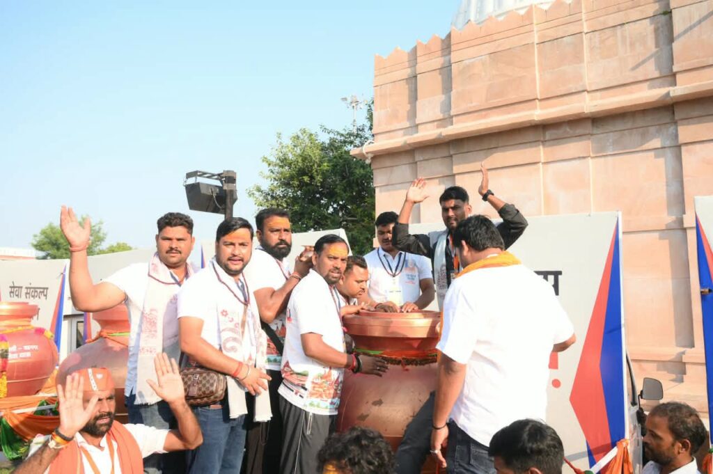 हर हर गंगे, हर हर महादेव 🙏 वाराणसी से वडनगर तक की #SevaYatra के सेवा यात्री पावन गंगाजल लेकर वडनगर पहुँचे और प्राचीन हाटकेश्वर महादेव का जलाभिषेक किया। काशी से वडनगर तक आस्था, सेवा और संस्कारों की यह यात्रा दोनों धामों के अटूट संबंधों की दिव्य साक्षी बनी। #SevaSankalpAbhiyan  #25YearsOfSeva
