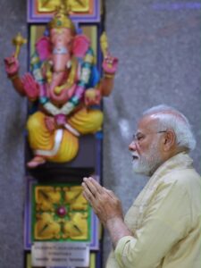 માનનીય પ્રધાનમંત્રી શ્રી Narendra Modi જીએ આજે નવી દિલ્હીના શ્રી વિનાયક મંદિરમાં પૂજા-અર્ચના કરી. #25YearsOfSeva