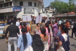 JNU के प्रोफेसर और कांग्रेस सांसद पर छात्राओं के यौन उत्पीड़न और शारीरिक शोषण के आरोपों पर कांग्रेस की चुप्पी के विरोध में महिला मोर्चा द्वारा पूरे गुजरात में उग्र विरोध प्रदर्शन किए गए। #SmashTheHypocrisyRaGa