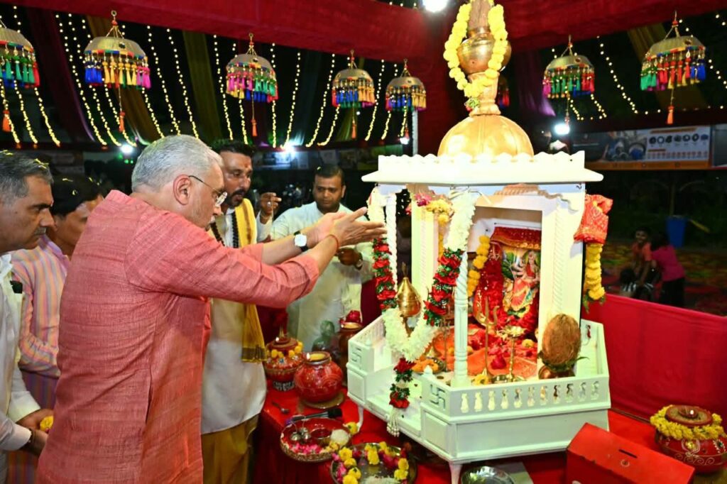 રહી માતાજીની આરતી-પૂજા કરી અને નગરજનો સાથે મુલાકાત કરી. જય માતાજી🙏 રહી માતાજીની આરતી-પૂજા કરી અને નગરજનો સાથે મુલાકાત કરી. જય માતાજી🙏