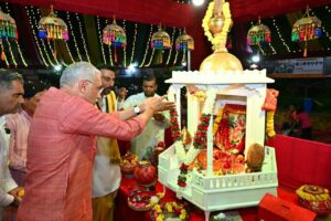 રહી માતાજીની આરતી-પૂજા કરી અને નગરજનો સાથે મુલાકાત કરી. જય માતાજી🙏
