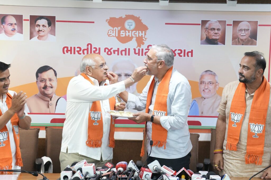 સ્થાનિક સ્વરાજ્યની ચૂંટણીઓમાં ભવ્ય વિજયના ઉત્સાહ સાથે પ્રદેશ કાર્યાલય 'શ્રી કમલમ્' ખાતે વિજયોત્સવ! નિહાળો આ ભવ્ય ઉજવણીની ખાસ તસવીરો. સ્થાનિક સ્વરાજ્યની ચૂંટણીઓમાં ભવ્ય વિજયના ઉત્સાહ સાથે પ્રદેશ કાર્યાલય 'શ્રી કમલમ્' ખાતે વિજયોત્સવ! નિહાળો આ ભવ્ય ઉજવણીની ખાસ તસવીરો.