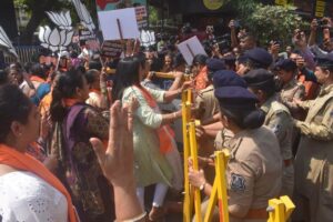 JNU के प्रोफेसर और कांग्रेस सांसद पर छात्राओं के यौन उत्पीड़न और शारीरिक शोषण के आरोपों पर कांग्रेस की चुप्पी के विरोध में महिला मोर्चा द्वारा पूरे गुजरात में उग्र विरोध प्रदर्शन किए गए। #SmashTheHypocrisyRaGa