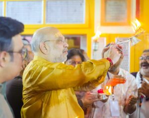 નવરાત્રિના પાવન અવસરે માનનીય કેન્દ્રીય ગૃહ અને સહકાર મંત્રી શ્રી Amit Shah જીએ માણસાના બહુચર માતાજીના મંદિરે આરતી ઉતારી સૌના સુખ, આરોગ્ય અને કલ્યાણ માટે પ્રાર્થના કરી. જય મા બહુચર🙏