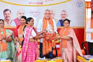 અંબાજી ખાતે પ્રદેશ અધ્યક્ષ શ્રી Jagdish Panchal અને પ્રદેશ સહ પ્રભારી શ્રીમતી ગોમતી સાયજીની વિશેષ ઉપસ્થિતિમાં પ્રદેશ મહિલા મોરચાની બેઠક યોજાઈ.  આ બેઠકમાં રાષ્ટ્રીય ઉપાધ્યક્ષ શ્રીમતી વર્ષાબેન દોશી, કેન્દ્રીય રાજ્યમંત્રી શ્રીમતી નિમુબેન બાંભણીયા, મોરચાના પ્રભારી શ્રી શબ્દશરણભાઈ બ્રહ્મભટ્ટ, મોરચાના પ્રદેશ પ્રમુખ શ્રીમતી અંજુબેન વેકરિયા સહિત હોદ્દેદારો ઉપસ્થિત રહ્યાં
