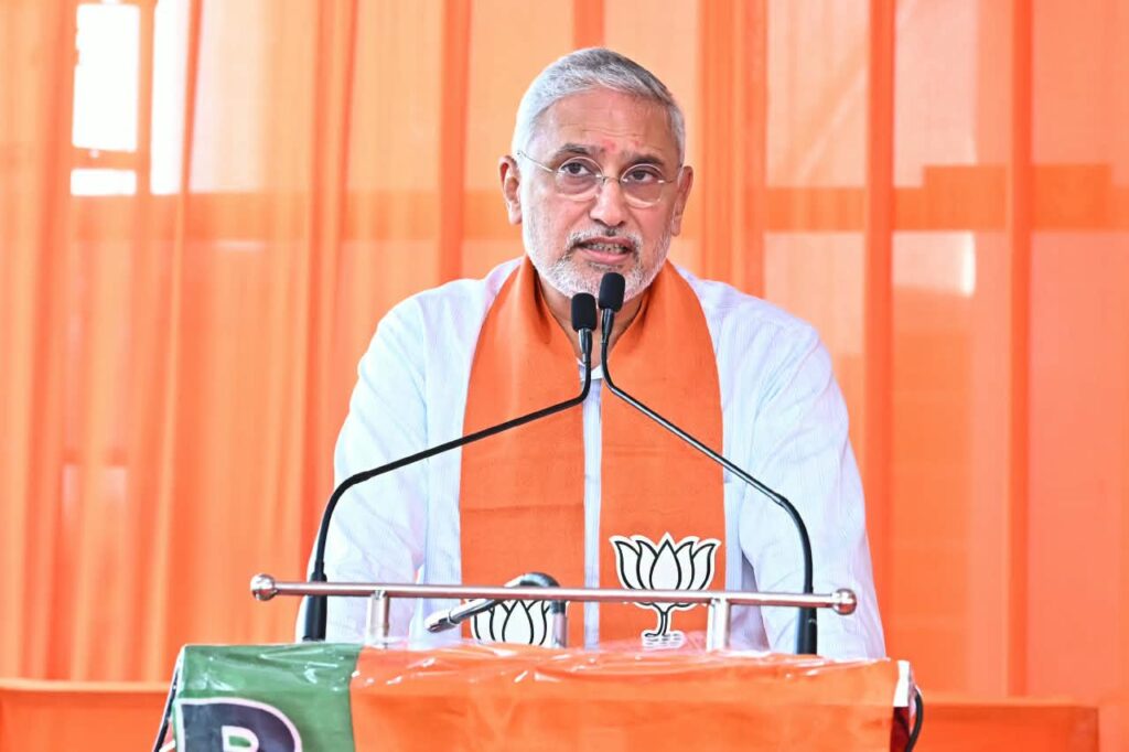 અંબાજી ખાતે પ્રદેશ અધ્યક્ષ શ્રી Jagdish Panchal અને પ્રદેશ સહ પ્રભારી શ્રીમતી ગોમતી સાયજીની વિશેષ ઉપસ્થિતિમાં પ્રદેશ મહિલા મોરચાની બેઠક યોજાઈ.  આ બેઠકમાં રાષ્ટ્રીય ઉપાધ્યક્ષ શ્રીમતી વર્ષાબેન દોશી, કેન્દ્રીય રાજ્યમંત્રી શ્રીમતી નિમુબેન બાંભણીયા, મોરચાના પ્રભારી શ્રી શબ્દશરણભાઈ બ્રહ્મભટ્ટ, મોરચાના પ્રદેશ પ્રમુખ શ્રીમતી અંજુબેન વેકરિયા સહિત હોદ્દેદારો ઉપસ્થિત રહ્યાં