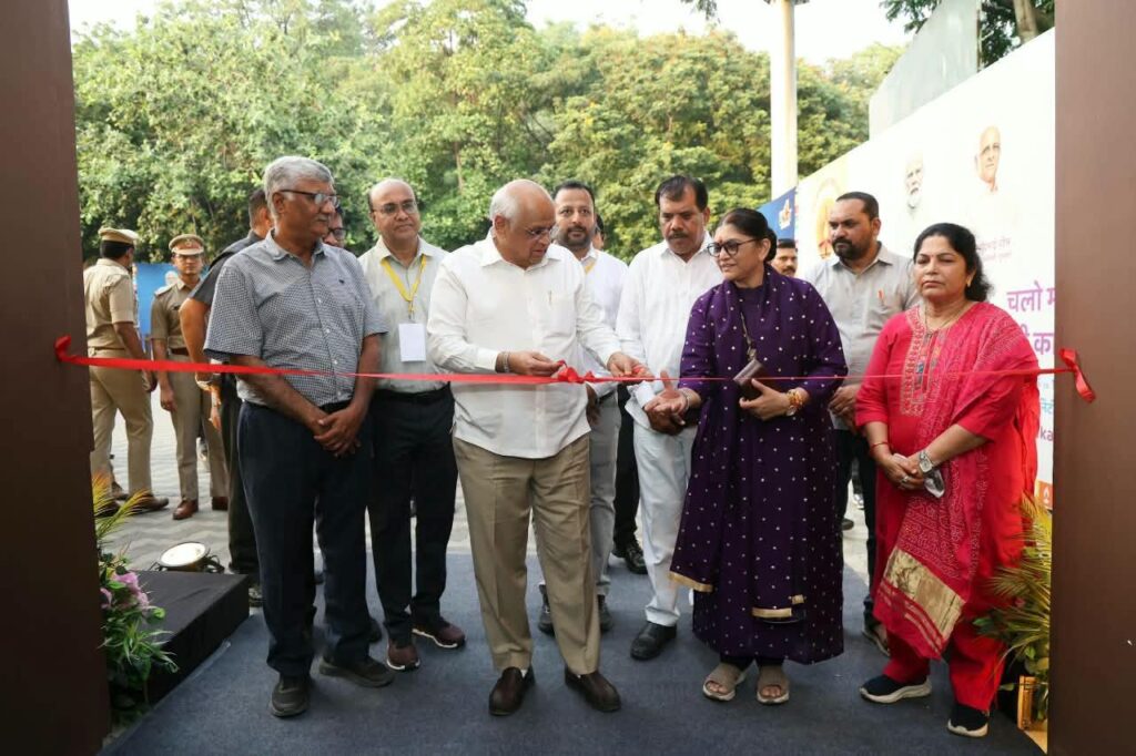 ભારતની સાંસ્કૃતિક વિવિધતા, સમૃદ્ધ વિરાસત અને રાષ્ટ્રીય એકતાની રોશનીથી ઝળહળી ઊઠ્યું એકતાનગર!  માનનીય મુખ્યમંત્રી શ્રી Bhupendra Patel આજે 'એકતા પ્રકાશ પર્વ-2026'નો શુભારંભ કરાવ્યો.  તા.15 જાન્યુઆરી, 2027 સુધી ચાલનારો આ પ્રકાશોત્સવ માનનીય પ્રધાનમંત્રી શ્રી Narendra Modi જીના 'એક ભારત, શ્રેષ્ઠ ભારત' અને 'વિકાસ ભી, વિરાસત ભી'ના સંકલ્પને સાકાર કરતી ભારતની વૈવિધ્યસભર સંસ્કૃતિ અને આધુનિક વિકાસની મનમોહક ઝાંખી પ્રસ્તુત કરશે. #EktaPrakashParv2026