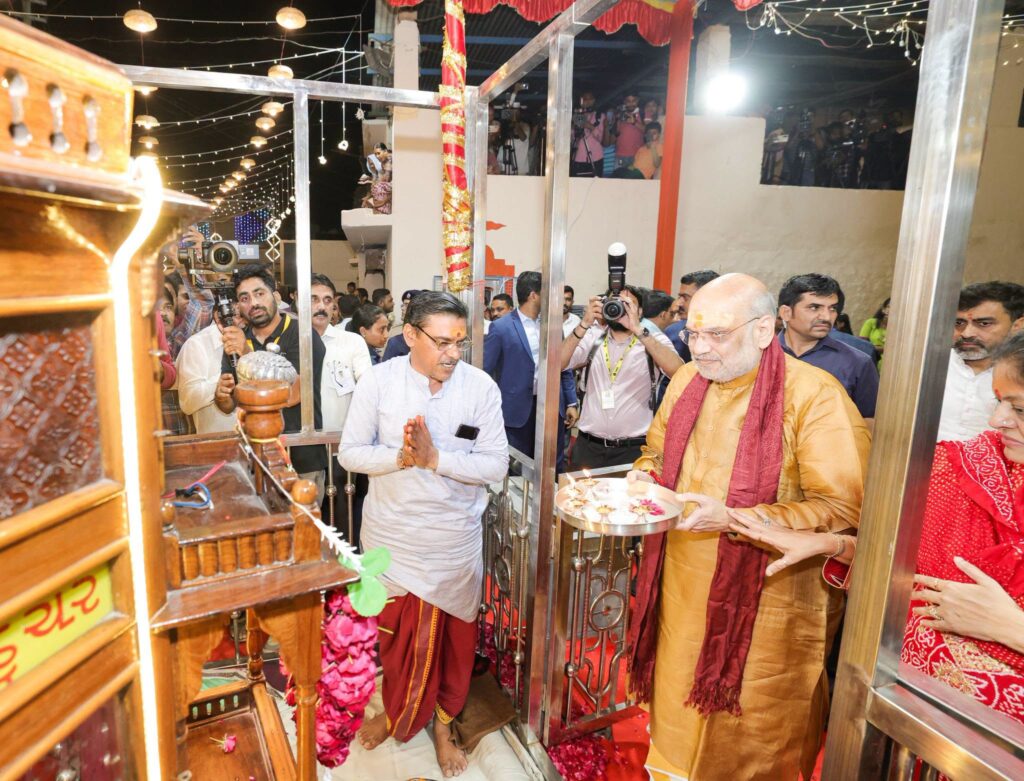 નવરાત્રિના પાવન પર્વે માનનીય કેન્દ્રીય ગૃહ અને સહકાર મંત્રી શ્રી Amit Shah જીએ ગાંધીનગરના કોલવડામાં નવરાત્રિ યુવક મંડળ દ્વારા આયોજિત રાસ-ગરબાના કાર્યક્રમમાં સહભાગી થયા.