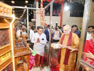 નવરાત્રિના પાવન પર્વે માનનીય કેન્દ્રીય ગૃહ અને સહકાર મંત્રી શ્રી Amit Shah જીએ ગાંધીનગરના કોલવડામાં નવરાત્રિ યુવક મંડળ દ્વારા આયોજિત રાસ-ગરબાના કાર્યક્રમમાં સહભાગી થયા.