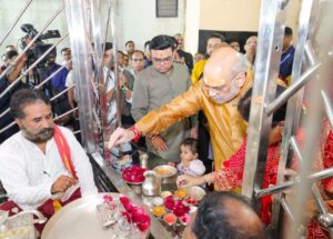નવરાત્રિના પાવન અવસરે માનનીય કેન્દ્રીય ગૃહ અને સહકાર મંત્રી શ્રી Amit Shah જીએ માણસાના બહુચર માતાજીના મંદિરે આરતી ઉતારી સૌના સુખ, આરોગ્ય અને કલ્યાણ માટે પ્રાર્થના કરી. જય મા બહુચર🙏