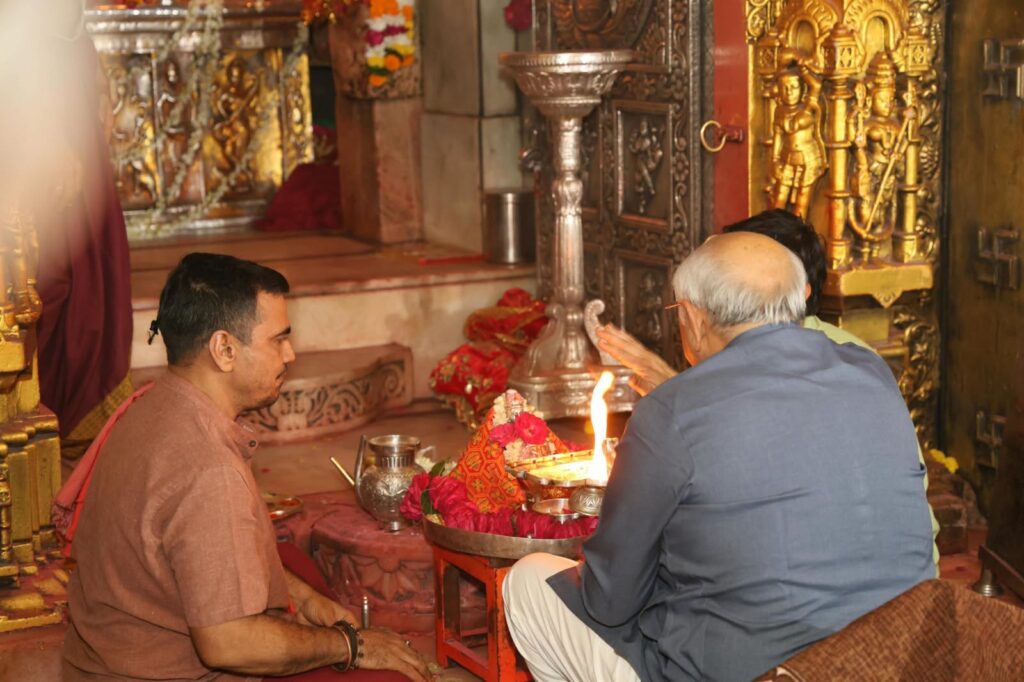 મામ્ પાહિ ૐ ભગવતી, ભવદુઃખ કાપો… શારદીય નવરાત્રિના પાવન આઠમા નોરતે ગુજરાતના મુખ્યમંત્રી શ્રી Bhupendra Patel જીએ શક્તિપીઠ અંબાજી ખાતે જગતજનની મા જગદંબાના ચરણોમાં શ્રદ્ધાપૂર્વક શીશ નમાવી, ગુજરાતની સુખ-શાંતિ અને સમૃદ્ધિ માટે ભાવપૂર્વક પ્રાર્થના કરી. જય અંબે! 🙏
