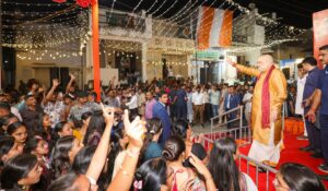નવરાત્રિના પાવન પર્વે માનનીય કેન્દ્રીય ગૃહ અને સહકાર મંત્રી શ્રી Amit Shah જીએ ગાંધીનગરના કોલવડામાં નવરાત્રિ યુવક મંડળ દ્વારા આયોજિત રાસ-ગરબાના કાર્યક્રમમાં સહભાગી થયા.