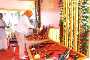 માનનીય મુખ્યમંત્રી શ્રી Bhupendra Patel એ આજે વિજયાદશમીના પાવન પર્વે ગાંધીનગર સ્થિત મુખ્યમંત્રી નિવાસસ્થાને સુરક્ષા-સલામતી વ્યવસ્થામાં ફરજ બજાવતા સુરક્ષાકર્મીઓનાં શસ્ત્રોનું શાસ્ત્રોક્ત વિધિથી શસ્ત્રપૂજન કર્યું.