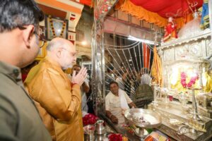 નવરાત્રિના પાવન અવસરે માનનીય કેન્દ્રીય ગૃહ અને સહકાર મંત્રી શ્રી Amit Shah જીએ માણસાના બહુચર માતાજીના મંદિરે આરતી ઉતારી સૌના સુખ, આરોગ્ય અને કલ્યાણ માટે પ્રાર્થના કરી. જય મા બહુચર🙏