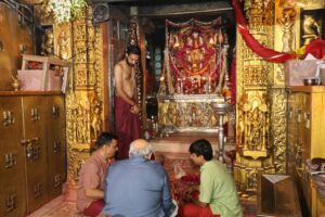 મામ્ પાહિ ૐ ભગવતી, ભવદુઃખ કાપો… શારદીય નવરાત્રિના પાવન આઠમા નોરતે ગુજરાતના મુખ્યમંત્રી શ્રી Bhupendra Patel જીએ શક્તિપીઠ અંબાજી ખાતે જગતજનની મા જગદંબાના ચરણોમાં શ્રદ્ધાપૂર્વક શીશ નમાવી, ગુજરાતની સુખ-શાંતિ અને સમૃદ્ધિ માટે ભાવપૂર્વક પ્રાર્થના કરી. જય અંબે! 🙏