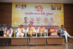 ધરતી આબા ભગવાન બિરસા મુંડાજીની 151મી જન્મજયંતી નિમિત્તે આયોજિત 'જનજાતિ ગૌરવ સપ્તાહ 2026' અંતર્ગત આજે પ્રદેશ કાર્યાલય 'શ્રી કમલમ્' ખાતે પ્રદેશ પ્રભારી શ્રી Tarun Chugh જી અને પ્રદેશ અધ્યક્ષ શ્રી Jagdish Panchal ની વિશેષ ઉપસ્થિતિમાં પ્રદેશ બેઠક યોજાઈ. આ બેઠકમાં પ્રદેશ સંગઠન મહામંત્રી શ્રી રત્નાકરજી, પ્રદેશ ઉપાધ્યક્ષ શ્રીમતી ગીતાબેન રાઠવા, પ્રદેશ અનુસૂચિત જનજાતિ મોરચાના પ્રમુખ શ્રી ગણપતસિંહ વસાવા, કેબિનેટ મંત્રી શ્રી નરેશભાઈ પટેલ સહિત પ્રદેશ પદાધિકારીઓ અને મોરચાના હોદ્દેદારો ઉપસ્થિત રહ્યાં.