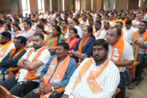 ધરતી આબા ભગવાન બિરસા મુંડાજીની 151મી જન્મજયંતી નિમિત્તે આયોજિત 'જનજાતિ ગૌરવ સપ્તાહ 2026' અંતર્ગત આજે પ્રદેશ કાર્યાલય 'શ્રી કમલમ્' ખાતે પ્રદેશ પ્રભારી શ્રી Tarun Chugh જી અને પ્રદેશ અધ્યક્ષ શ્રી Jagdish Panchal ની વિશેષ ઉપસ્થિતિમાં પ્રદેશ બેઠક યોજાઈ. આ બેઠકમાં પ્રદેશ સંગઠન મહામંત્રી શ્રી રત્નાકરજી, પ્રદેશ ઉપાધ્યક્ષ શ્રીમતી ગીતાબેન રાઠવા, પ્રદેશ અનુસૂચિત જનજાતિ મોરચાના પ્રમુખ શ્રી ગણપતસિંહ વસાવા, કેબિનેટ મંત્રી શ્રી નરેશભાઈ પટેલ સહિત પ્રદેશ પદાધિકારીઓ અને મોરચાના હોદ્દેદારો ઉપસ્થિત રહ્યાં.