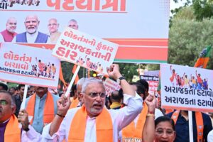 કોંગ્રેસની અરાજકતાવાદી રાજનીતિ અને જનાદેશ પર સવાલો સામે રાજકોટની ધરતી પર ઉમટેલો જનસમર્થનનો મહાસાગર લોકશાહીમાં જનતાની અતૂટ શ્રદ્ધાનો પુરાવો છે. 'લોકતંત્ર બચાવો, અરાજકતા હટાવો' અંતર્ગત યોજાયેલી પદયાત્રામાં પ્રદેશ અધ્યક્ષ શ્રી Jagdish Panchal અને પ્રદેશ પ્રભારી શ્રી Tarun Chugh જી, સહ પ્રભારી શ્રી અજય મહાવરજી, કેન્દ્રીય રાજ્યમંત્રી શ્રીમતી નિમુબેન બાંભણીયા સહિત રાજ્ય સરકારના મંત્રીશ્રીઓ, સાંસદશ્રીઓ, ધારાસભ્યશ્રીઓ, કાર્યકર્તાઓ અને નગરજનો ઉપસ્થિત રહ્યાં. #SaveDemocracyRemoveAnarchy
