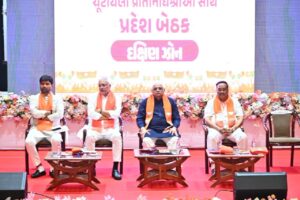 માનનીય મુખ્યમંત્રી શ્રી Bhupendra Patel અને પ્રદેશ અધ્યક્ષ શ્રી Jagdish Panchal ની વિશેષ ઉપસ્થિતિમાં સુરત મહાનગર ખાતે દક્ષિણ ઝોનના ચૂંટાયેલા જનપ્રતિનિધિઓની બેઠક યોજાઈ. આ બેઠકમાં કેન્દ્રીય જળશક્તિ મંત્રી શ્રી C R Paatil , કેબિનેટ મંત્રી શ્રી જીતુભાઈ વાઘાણી, પ્રદેશ મહામંત્રી ડૉ. પ્રશાંતભાઈ કોરાટ તથા દક્ષિણ ઝોનના ચૂંટાયેલા જનપ્રતિનિધિઓ અને હોદ્દેદારો ઉપસ્થિત રહ્યા.