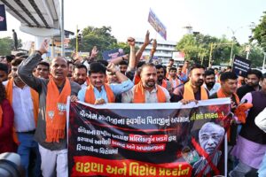 કોંગ્રેસની રાજનીતિનું પ્રતિબિંબ: અપશબ્દો અને અભદ્ર ટિપ્પણીઓ..! માનનીય પ્રધાનમંત્રી શ્રી Narendra Modi જીના સ્વર્ગસ્થ પિતાશ્રી અંગે કોંગ્રેસ અધ્યક્ષ મલ્લિકાર્જુન ખડગે દ્વારા કરવામાં આવેલી અભદ્ર ટિપ્પણીના વિરોધમાં આજે ગાંધીનગર મહાનગર ખાતે ભાજપના કાર્યકર્તાઓએ ઉગ્ર વિરોધ પ્રદર્શન કરી કોંગ્રેસ પાસે જાહેર માફીની માંગ કરી