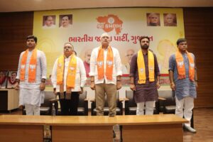 પ્રદેશ કાર્યાલય 'શ્રી કમલમ્' ખાતે પ્રદેશ પ્રભારી શ્રી Tarun Chugh જી અને પ્રદેશ અધ્યક્ષ શ્રી Jagdish Panchal ની વિશેષ ઉપસ્થિતિમાં પ્રદેશ યુવા મોરચાની બેઠક યોજાઈ. સેવા સંકલ્પ અભિયાન અંતર્ગત આયોજિત વડનગરથી વારાણસી સેવા યાત્રામાં સહભાગી થયેલા સેવા યાત્રીઓ સાથે આ બેઠકમાં યાત્રાના અનુભવો અંગે ચર્ચા કરવામાં આવી. આ પ્રસંગે પ્રદેશ સંગઠન મહામંત્રી શ્રી રત્નાકરજી, પ્રદેશ મહામંત્રી ડૉ. પ્રશાંતભાઈ કોરાટ, પ્રદેશ યુવા મોરચાના પ્રમુખ શ્રી નરેશભાઈ દેસાઈ સહિત યુવા મોરચાના હોદ્દેદારો અને કાર્યકર્તાઓ ઉપસ્થિત રહ્યા.