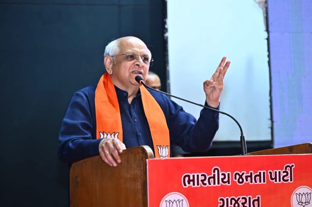માનનીય મુખ્યમંત્રી શ્રી Bhupendra Patel અને પ્રદેશ અધ્યક્ષ શ્રી Jagdish Panchal ની વિશેષ ઉપસ્થિતિમાં સુરત મહાનગર ખાતે દક્ષિણ ઝોનના ચૂંટાયેલા જનપ્રતિનિધિઓની બેઠક યોજાઈ. આ બેઠકમાં કેન્દ્રીય જળશક્તિ મંત્રી શ્રી C R Paatil , કેબિનેટ મંત્રી શ્રી જીતુભાઈ વાઘાણી, પ્રદેશ મહામંત્રી ડૉ. પ્રશાંતભાઈ કોરાટ તથા દક્ષિણ ઝોનના ચૂંટાયેલા જનપ્રતિનિધિઓ અને હોદ્દેદારો ઉપસ્થિત રહ્યા.