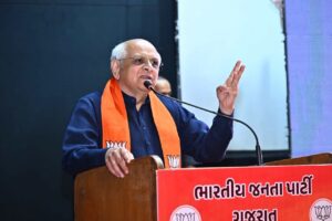 માનનીય મુખ્યમંત્રી શ્રી Bhupendra Patel અને પ્રદેશ અધ્યક્ષ શ્રી Jagdish Panchal ની વિશેષ ઉપસ્થિતિમાં સુરત મહાનગર ખાતે દક્ષિણ ઝોનના ચૂંટાયેલા જનપ્રતિનિધિઓની બેઠક યોજાઈ. આ બેઠકમાં કેન્દ્રીય જળશક્તિ મંત્રી શ્રી C R Paatil , કેબિનેટ મંત્રી શ્રી જીતુભાઈ વાઘાણી, પ્રદેશ મહામંત્રી ડૉ. પ્રશાંતભાઈ કોરાટ તથા દક્ષિણ ઝોનના ચૂંટાયેલા જનપ્રતિનિધિઓ અને હોદ્દેદારો ઉપસ્થિત રહ્યા.