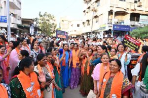 કોંગ્રેસની રાજનીતિનું પ્રતિબિંબ: અપશબ્દો અને અભદ્ર ટિપ્પણીઓ..! માનનીય પ્રધાનમંત્રી શ્રી Narendra Modi જીના સ્વર્ગસ્થ પિતાશ્રી અંગે કોંગ્રેસ અધ્યક્ષ મલ્લિકાર્જુન ખડગે દ્વારા કરવામાં આવેલી અભદ્ર ટિપ્પણીના વિરોધમાં આજે ગાંધીનગર મહાનગર ખાતે ભાજપના કાર્યકર્તાઓએ ઉગ્ર વિરોધ પ્રદર્શન કરી કોંગ્રેસ પાસે જાહેર માફીની માંગ કરી