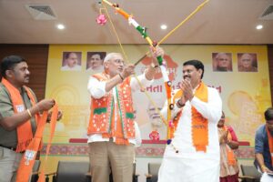 ધરતી આબા ભગવાન બિરસા મુંડાજીની 151મી જન્મજયંતી નિમિત્તે આયોજિત 'જનજાતિ ગૌરવ સપ્તાહ 2026' અંતર્ગત આજે પ્રદેશ કાર્યાલય 'શ્રી કમલમ્' ખાતે પ્રદેશ પ્રભારી શ્રી Tarun Chugh જી અને પ્રદેશ અધ્યક્ષ શ્રી Jagdish Panchal ની વિશેષ ઉપસ્થિતિમાં પ્રદેશ બેઠક યોજાઈ. આ બેઠકમાં પ્રદેશ સંગઠન મહામંત્રી શ્રી રત્નાકરજી, પ્રદેશ ઉપાધ્યક્ષ શ્રીમતી ગીતાબેન રાઠવા, પ્રદેશ અનુસૂચિત જનજાતિ મોરચાના પ્રમુખ શ્રી ગણપતસિંહ વસાવા, કેબિનેટ મંત્રી શ્રી નરેશભાઈ પટેલ સહિત પ્રદેશ પદાધિકારીઓ અને મોરચાના હોદ્દેદારો ઉપસ્થિત રહ્યાં.