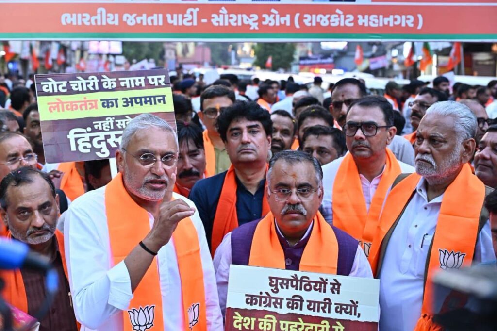 કોંગ્રેસની અરાજકતાવાદી રાજનીતિ અને જનાદેશ પર સવાલો સામે રાજકોટની ધરતી પર ઉમટેલો જનસમર્થનનો મહાસાગર લોકશાહીમાં જનતાની અતૂટ શ્રદ્ધાનો પુરાવો છે. 'લોકતંત્ર બચાવો, અરાજકતા હટાવો' અંતર્ગત યોજાયેલી પદયાત્રામાં પ્રદેશ અધ્યક્ષ શ્રી Jagdish Panchal અને પ્રદેશ પ્રભારી શ્રી Tarun Chugh જી, સહ પ્રભારી શ્રી અજય મહાવરજી, કેન્દ્રીય રાજ્યમંત્રી શ્રીમતી નિમુબેન બાંભણીયા સહિત રાજ્ય સરકારના મંત્રીશ્રીઓ, સાંસદશ્રીઓ, ધારાસભ્યશ્રીઓ, કાર્યકર્તાઓ અને નગરજનો ઉપસ્થિત રહ્યાં. #SaveDemocracyRemoveAnarchy