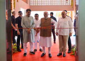 બનાસકાંઠાના ભીલડી ખાતે માનનીય પ્રધાનમંત્રી શ્રી Narendra Modi જીએ ET-IVF લેબોરેટરી અને ભારત બોવાઇન બ્રીડિંગ એન્ડ રિસર્ચ સેન્ટરનું લોકાર્પણ કર્યું.  આ સાથે કેટલ ફાર્મની મુલાકાત લઈ પશુપાલન ક્ષેત્રે થઈ રહેલી આધુનિક પહેલોનું નિરીક્ષણ કર્યું. #KisanKalyanSeRashtraKalyan