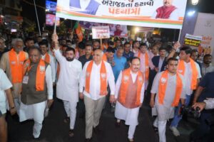 કર્ણાવતી મહાનગરનો સંકલ્પ લોકતંત્રના સન્માન અને રાષ્ટ્રહિત માટે! જનાદેશનું સન્માન અને લોકશાહીની ગરિમાની જાળવણી માટે કર્ણાવતી મહાનગરમાં ઉમટેલો જનસમૂહ લોકતંત્ર પ્રત્યેની જનતાની અતૂટ શ્રદ્ધાનું પ્રતીક છે.  ગુજરાત અને દેશની જનતા મોદીજીના મજબૂત નેતૃત્વ સાથે અડીખમ ઊભી છે, કોંગ્રેસની અરાજક માનસિકતા અને દેશને ગુમરાહ કરવાના તમામ પ્રયાસો ક્યારેય સફળ નહીં થાય..! માનનીય મુખ્યમંત્રી શ્રી Bhupendra Patel , કેન્દ્રીય સ્વાસ્થ્ય મંત્રી શ્રી J.P.Nadda જી અને નાયબ મુખ્યમંત્રી શ્રી Harsh Sanghavi ની વિશેષ ઉપસ્થિતિમાં યોજાયેલી આ પદયાત્રાએ લોકતંત્રની રક્ષા અને રાષ્ટ્રહિત માટેના સંકલ્પને વધુ દૃઢ બનાવ્યો. #SaveDemocracyRemoveAnarchy