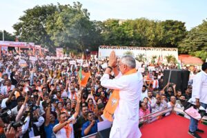 કોંગ્રેસની અરાજકતાવાદી રાજનીતિ અને જનાદેશ પર સવાલો સામે રાજકોટની ધરતી પર ઉમટેલો જનસમર્થનનો મહાસાગર લોકશાહીમાં જનતાની અતૂટ શ્રદ્ધાનો પુરાવો છે. 'લોકતંત્ર બચાવો, અરાજકતા હટાવો' અંતર્ગત યોજાયેલી પદયાત્રામાં પ્રદેશ અધ્યક્ષ શ્રી Jagdish Panchal અને પ્રદેશ પ્રભારી શ્રી Tarun Chugh જી, સહ પ્રભારી શ્રી અજય મહાવરજી, કેન્દ્રીય રાજ્યમંત્રી શ્રીમતી નિમુબેન બાંભણીયા સહિત રાજ્ય સરકારના મંત્રીશ્રીઓ, સાંસદશ્રીઓ, ધારાસભ્યશ્રીઓ, કાર્યકર્તાઓ અને નગરજનો ઉપસ્થિત રહ્યાં. #SaveDemocracyRemoveAnarchy