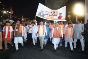 કર્ણાવતી મહાનગરનો સંકલ્પ લોકતંત્રના સન્માન અને રાષ્ટ્રહિત માટે! જનાદેશનું સન્માન અને લોકશાહીની ગરિમાની જાળવણી માટે કર્ણાવતી મહાનગરમાં ઉમટેલો જનસમૂહ લોકતંત્ર પ્રત્યેની જનતાની અતૂટ શ્રદ્ધાનું પ્રતીક છે.  ગુજરાત અને દેશની જનતા મોદીજીના મજબૂત નેતૃત્વ સાથે અડીખમ ઊભી છે, કોંગ્રેસની અરાજક માનસિકતા અને દેશને ગુમરાહ કરવાના તમામ પ્રયાસો ક્યારેય સફળ નહીં થાય..! માનનીય મુખ્યમંત્રી શ્રી Bhupendra Patel , કેન્દ્રીય સ્વાસ્થ્ય મંત્રી શ્રી J.P.Nadda જી અને નાયબ મુખ્યમંત્રી શ્રી Harsh Sanghavi ની વિશેષ ઉપસ્થિતિમાં યોજાયેલી આ પદયાત્રાએ લોકતંત્રની રક્ષા અને રાષ્ટ્રહિત માટેના સંકલ્પને વધુ દૃઢ બનાવ્યો. #SaveDemocracyRemoveAnarchy