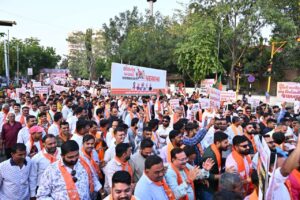 કોંગ્રેસની અરાજકતાવાદી રાજનીતિ અને જનાદેશ પર સવાલો સામે રાજકોટની ધરતી પર ઉમટેલો જનસમર્થનનો મહાસાગર લોકશાહીમાં જનતાની અતૂટ શ્રદ્ધાનો પુરાવો છે. 'લોકતંત્ર બચાવો, અરાજકતા હટાવો' અંતર્ગત યોજાયેલી પદયાત્રામાં પ્રદેશ અધ્યક્ષ શ્રી Jagdish Panchal અને પ્રદેશ પ્રભારી શ્રી Tarun Chugh જી, સહ પ્રભારી શ્રી અજય મહાવરજી, કેન્દ્રીય રાજ્યમંત્રી શ્રીમતી નિમુબેન બાંભણીયા સહિત રાજ્ય સરકારના મંત્રીશ્રીઓ, સાંસદશ્રીઓ, ધારાસભ્યશ્રીઓ, કાર્યકર્તાઓ અને નગરજનો ઉપસ્થિત રહ્યાં. #SaveDemocracyRemoveAnarchy