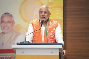ધરતી આબા ભગવાન બિરસા મુંડાજીની 151મી જન્મજયંતી નિમિત્તે આયોજિત 'જનજાતિ ગૌરવ સપ્તાહ 2026' અંતર્ગત આજે પ્રદેશ કાર્યાલય 'શ્રી કમલમ્' ખાતે પ્રદેશ પ્રભારી શ્રી Tarun Chugh જી અને પ્રદેશ અધ્યક્ષ શ્રી Jagdish Panchal ની વિશેષ ઉપસ્થિતિમાં પ્રદેશ બેઠક યોજાઈ. આ બેઠકમાં પ્રદેશ સંગઠન મહામંત્રી શ્રી રત્નાકરજી, પ્રદેશ ઉપાધ્યક્ષ શ્રીમતી ગીતાબેન રાઠવા, પ્રદેશ અનુસૂચિત જનજાતિ મોરચાના પ્રમુખ શ્રી ગણપતસિંહ વસાવા, કેબિનેટ મંત્રી શ્રી નરેશભાઈ પટેલ સહિત પ્રદેશ પદાધિકારીઓ અને મોરચાના હોદ્દેદારો ઉપસ્થિત રહ્યાં.