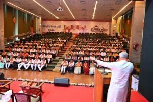 માનનીય મુખ્યમંત્રી શ્રી Bhupendra Patel અને પ્રદેશ અધ્યક્ષ શ્રી Jagdish Panchal ની વિશેષ ઉપસ્થિતિમાં સુરત મહાનગર ખાતે દક્ષિણ ઝોનના ચૂંટાયેલા જનપ્રતિનિધિઓની બેઠક યોજાઈ. આ બેઠકમાં કેન્દ્રીય જળશક્તિ મંત્રી શ્રી C R Paatil , કેબિનેટ મંત્રી શ્રી જીતુભાઈ વાઘાણી, પ્રદેશ મહામંત્રી ડૉ. પ્રશાંતભાઈ કોરાટ તથા દક્ષિણ ઝોનના ચૂંટાયેલા જનપ્રતિનિધિઓ અને હોદ્દેદારો ઉપસ્થિત રહ્યા.