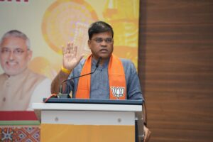 ધરતી આબા ભગવાન બિરસા મુંડાજીની 151મી જન્મજયંતી નિમિત્તે આયોજિત 'જનજાતિ ગૌરવ સપ્તાહ 2026' અંતર્ગત આજે પ્રદેશ કાર્યાલય 'શ્રી કમલમ્' ખાતે પ્રદેશ પ્રભારી શ્રી Tarun Chugh જી અને પ્રદેશ અધ્યક્ષ શ્રી Jagdish Panchal ની વિશેષ ઉપસ્થિતિમાં પ્રદેશ બેઠક યોજાઈ. આ બેઠકમાં પ્રદેશ સંગઠન મહામંત્રી શ્રી રત્નાકરજી, પ્રદેશ ઉપાધ્યક્ષ શ્રીમતી ગીતાબેન રાઠવા, પ્રદેશ અનુસૂચિત જનજાતિ મોરચાના પ્રમુખ શ્રી ગણપતસિંહ વસાવા, કેબિનેટ મંત્રી શ્રી નરેશભાઈ પટેલ સહિત પ્રદેશ પદાધિકારીઓ અને મોરચાના હોદ્દેદારો ઉપસ્થિત રહ્યાં.