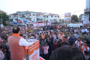 કર્ણાવતી મહાનગરનો સંકલ્પ લોકતંત્રના સન્માન અને રાષ્ટ્રહિત માટે! જનાદેશનું સન્માન અને લોકશાહીની ગરિમાની જાળવણી માટે કર્ણાવતી મહાનગરમાં ઉમટેલો જનસમૂહ લોકતંત્ર પ્રત્યેની જનતાની અતૂટ શ્રદ્ધાનું પ્રતીક છે.  ગુજરાત અને દેશની જનતા મોદીજીના મજબૂત નેતૃત્વ સાથે અડીખમ ઊભી છે, કોંગ્રેસની અરાજક માનસિકતા અને દેશને ગુમરાહ કરવાના તમામ પ્રયાસો ક્યારેય સફળ નહીં થાય..! માનનીય મુખ્યમંત્રી શ્રી Bhupendra Patel , કેન્દ્રીય સ્વાસ્થ્ય મંત્રી શ્રી J.P.Nadda જી અને નાયબ મુખ્યમંત્રી શ્રી Harsh Sanghavi ની વિશેષ ઉપસ્થિતિમાં યોજાયેલી આ પદયાત્રાએ લોકતંત્રની રક્ષા અને રાષ્ટ્રહિત માટેના સંકલ્પને વધુ દૃઢ બનાવ્યો. #SaveDemocracyRemoveAnarchy