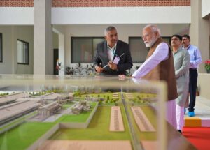 બનાસકાંઠાના ભીલડી ખાતે માનનીય પ્રધાનમંત્રી શ્રી Narendra Modi જીએ ET-IVF લેબોરેટરી અને ભારત બોવાઇન બ્રીડિંગ એન્ડ રિસર્ચ સેન્ટરનું લોકાર્પણ કર્યું.  આ સાથે કેટલ ફાર્મની મુલાકાત લઈ પશુપાલન ક્ષેત્રે થઈ રહેલી આધુનિક પહેલોનું નિરીક્ષણ કર્યું. #KisanKalyanSeRashtraKalyan