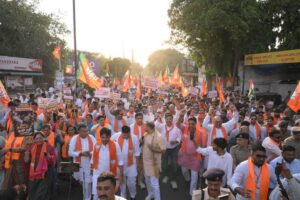 કોંગ્રેસની અરાજકતા સામે વડોદારાનો બુલંદ અવાજ! ભારતીય જનતા યુવા મોરચાના રાષ્ટ્રીય અધ્યક્ષ Dr. Hemang Joshi , પ્રદેશ મહામંત્રી શ્રી હિતેન્દ્રસિંહ ચૌહાણ અને શ્રી અજયભાઈ બ્રહ્મભટ્ટની વિશેષ ઉપસ્થિતિમાં વડોદરા મહાનગરમાં ઉમટેલો આ જનસાગર કોંગ્રેસની અરાજકતાની રાજનીતિ સામે જનશક્તિનો બુલંદ સંદેશ છે. જનતાને ગુમરાહ કરવાના કોંગ્રેસના પ્રયાસો નહીં ચાલે, લોકતંત્રની તાકાત જ સર્વોપરિ છે! લોકતંત્ર જીતશે, અરાજકતા હારશે! #SaveDemocracyRemoveAnarchy