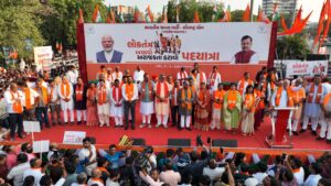 કોંગ્રેસની અરાજકતાવાદી રાજનીતિ અને જનાદેશ પર સવાલો સામે રાજકોટની ધરતી પર ઉમટેલો જનસમર્થનનો મહાસાગર લોકશાહીમાં જનતાની અતૂટ શ્રદ્ધાનો પુરાવો છે. 'લોકતંત્ર બચાવો, અરાજકતા હટાવો' અંતર્ગત યોજાયેલી પદયાત્રામાં પ્રદેશ અધ્યક્ષ શ્રી Jagdish Panchal અને પ્રદેશ પ્રભારી શ્રી Tarun Chugh જી, સહ પ્રભારી શ્રી અજય મહાવરજી, કેન્દ્રીય રાજ્યમંત્રી શ્રીમતી નિમુબેન બાંભણીયા સહિત રાજ્ય સરકારના મંત્રીશ્રીઓ, સાંસદશ્રીઓ, ધારાસભ્યશ્રીઓ, કાર્યકર્તાઓ અને નગરજનો ઉપસ્થિત રહ્યાં. #SaveDemocracyRemoveAnarchy