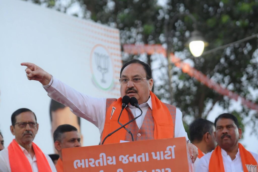 કર્ણાવતી મહાનગરનો સંકલ્પ લોકતંત્રના સન્માન અને રાષ્ટ્રહિત માટે! જનાદેશનું સન્માન અને લોકશાહીની ગરિમાની જાળવણી માટે કર્ણાવતી મહાનગરમાં ઉમટેલો જનસમૂહ લોકતંત્ર પ્રત્યેની જનતાની અતૂટ શ્રદ્ધાનું પ્રતીક છે.  ગુજરાત અને દેશની જનતા મોદીજીના મજબૂત નેતૃત્વ સાથે અડીખમ ઊભી છે, કોંગ્રેસની અરાજક માનસિકતા અને દેશને ગુમરાહ કરવાના તમામ પ્રયાસો ક્યારેય સફળ નહીં થાય..! માનનીય મુખ્યમંત્રી શ્રી Bhupendra Patel , કેન્દ્રીય સ્વાસ્થ્ય મંત્રી શ્રી J.P.Nadda જી અને નાયબ મુખ્યમંત્રી શ્રી Harsh Sanghavi ની વિશેષ ઉપસ્થિતિમાં યોજાયેલી આ પદયાત્રાએ લોકતંત્રની રક્ષા અને રાષ્ટ્રહિત માટેના સંકલ્પને વધુ દૃઢ બનાવ્યો. #SaveDemocracyRemoveAnarchy
