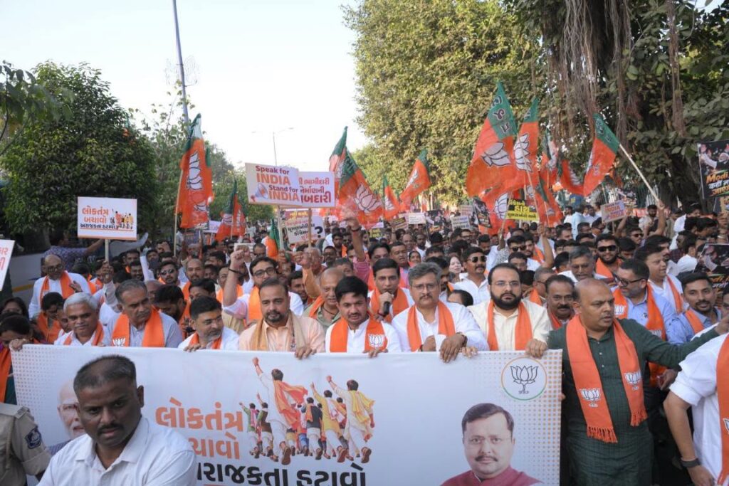 કોંગ્રેસની અરાજકતા સામે વડોદારાનો બુલંદ અવાજ! ભારતીય જનતા યુવા મોરચાના રાષ્ટ્રીય અધ્યક્ષ Dr. Hemang Joshi , પ્રદેશ મહામંત્રી શ્રી હિતેન્દ્રસિંહ ચૌહાણ અને શ્રી અજયભાઈ બ્રહ્મભટ્ટની વિશેષ ઉપસ્થિતિમાં વડોદરા મહાનગરમાં ઉમટેલો આ જનસાગર કોંગ્રેસની અરાજકતાની રાજનીતિ સામે જનશક્તિનો બુલંદ સંદેશ છે. જનતાને ગુમરાહ કરવાના કોંગ્રેસના પ્રયાસો નહીં ચાલે, લોકતંત્રની તાકાત જ સર્વોપરિ છે! લોકતંત્ર જીતશે, અરાજકતા હારશે! #SaveDemocracyRemoveAnarchy